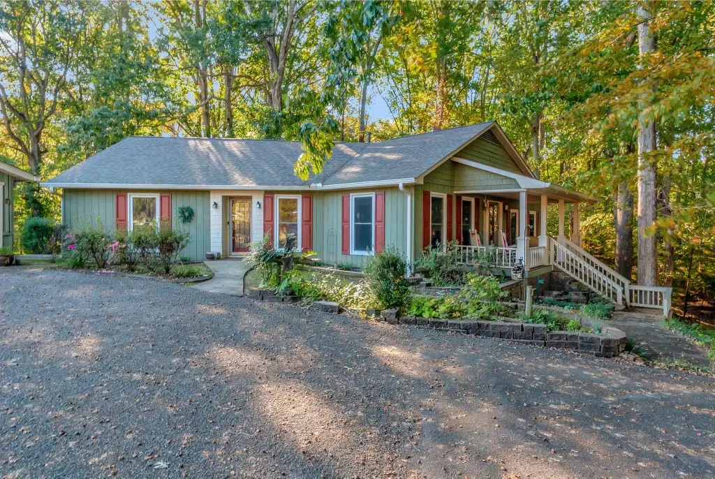 407 Oakwood Dr, Lawrenceburg, TN 38464 - Image #1