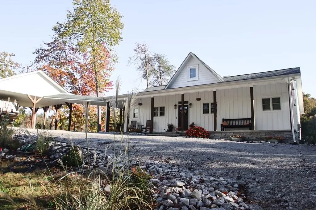 608 Lakeview Rd, Walling, TN 38587 - Image #1