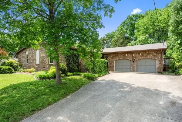 3808 Anderson Rd, Nashville, TN 37217