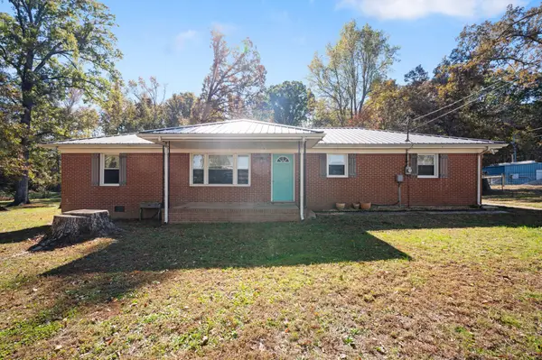 83 W Point Dr, Fayetteville, TN 37334