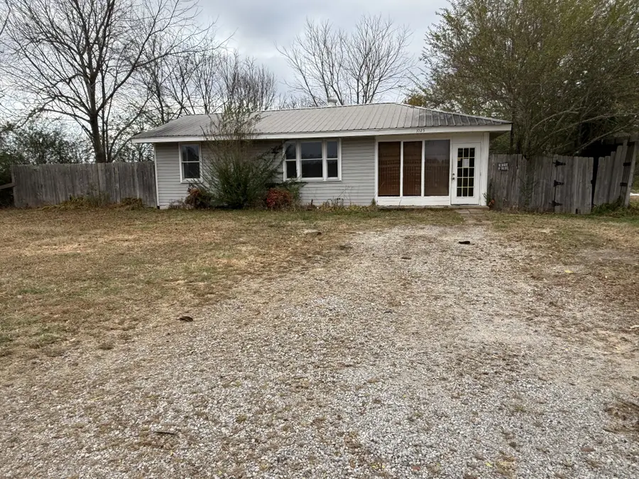 1025 Smith Ave, Hohenwald, TN 38462 - Image #2