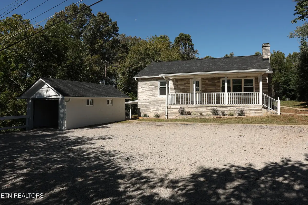 800 E 1st Ave, Lenoir City, TN 37771 - #1