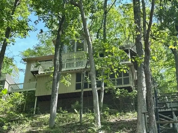 1720 Point Grand Dr, Pickwick Dam, TN 38365