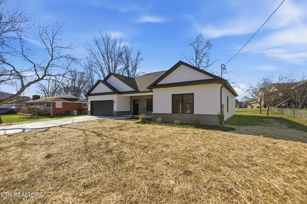 5613 Stoneleigh Rd, Knoxville, TN 37912 - Image #1