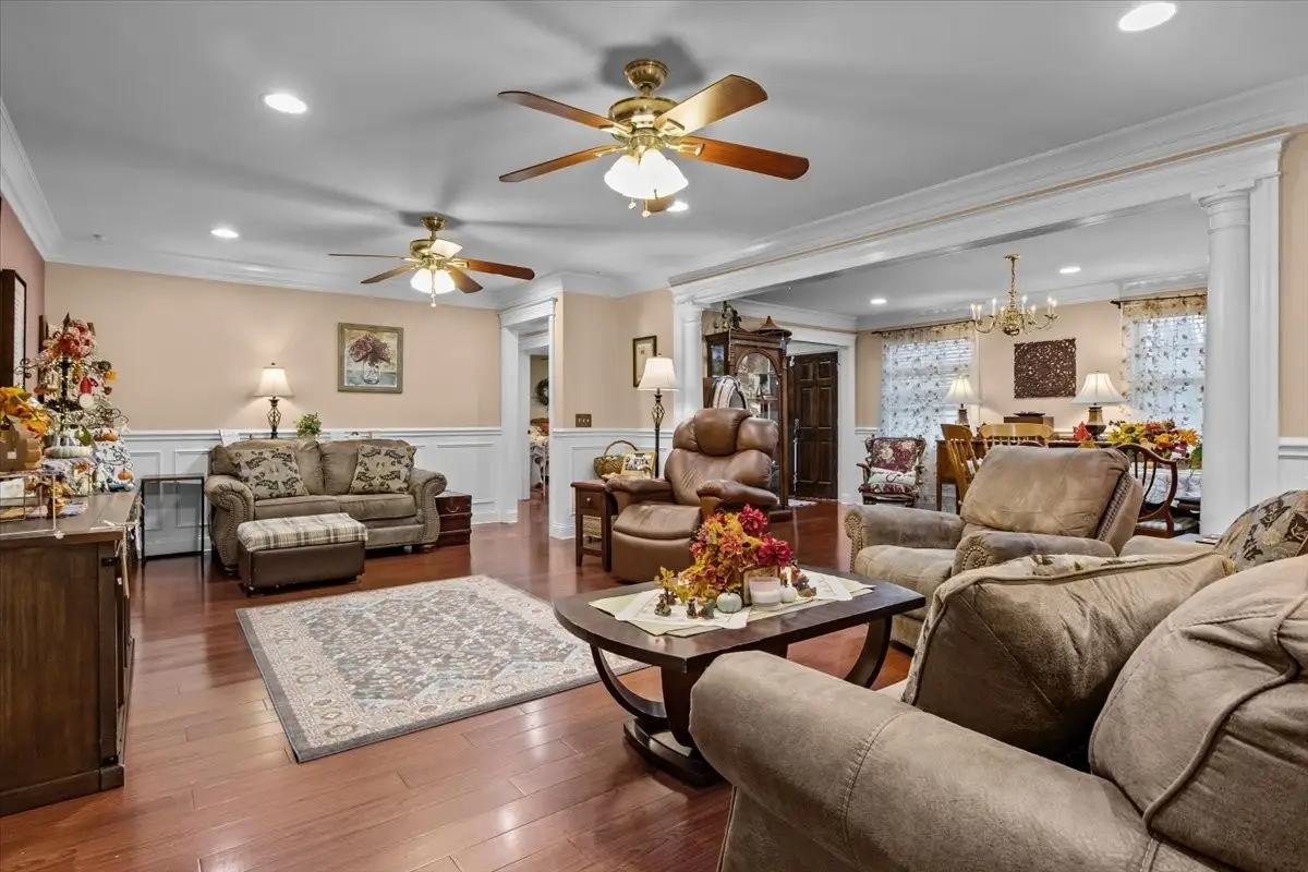 307 Crestview Dr, Dickson, TN 37055 - Image #1