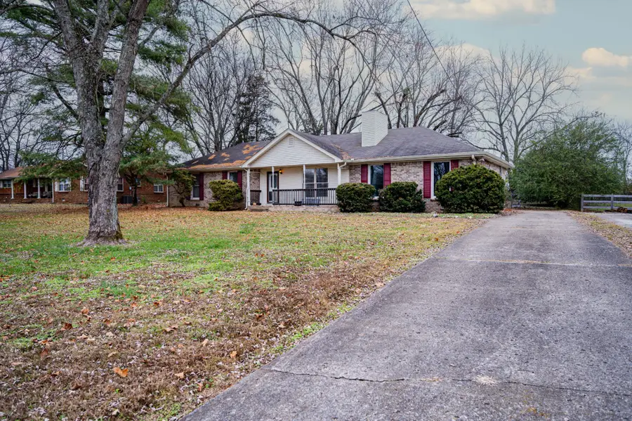 1061 Lakeland Dr, Gallatin, TN 37066 - Image #2