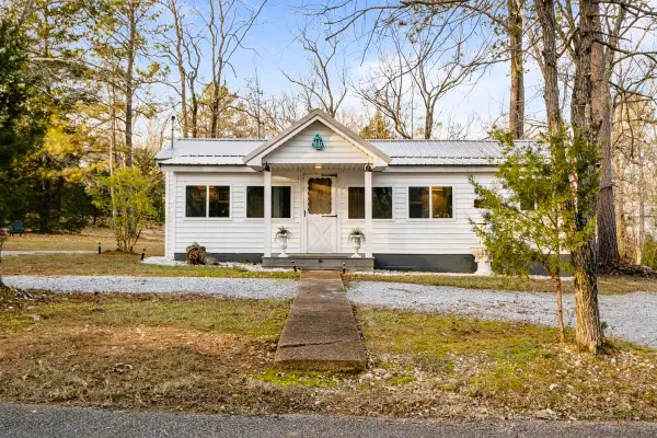 62 Foster Dr, Camden, TN 38320