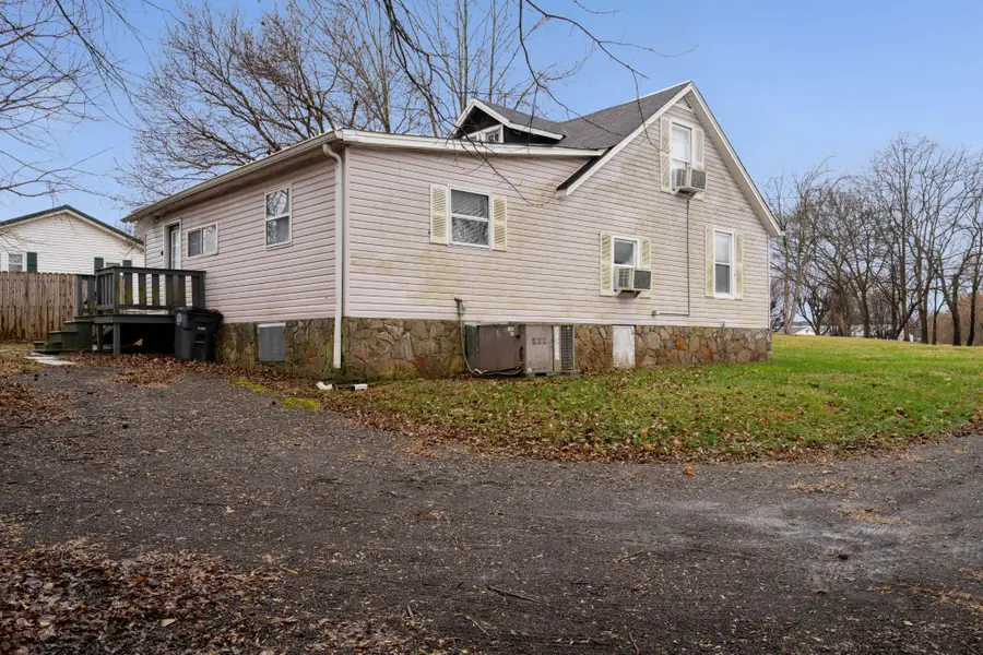 699 Oak St, Lafayette, TN 37083 - Image #3