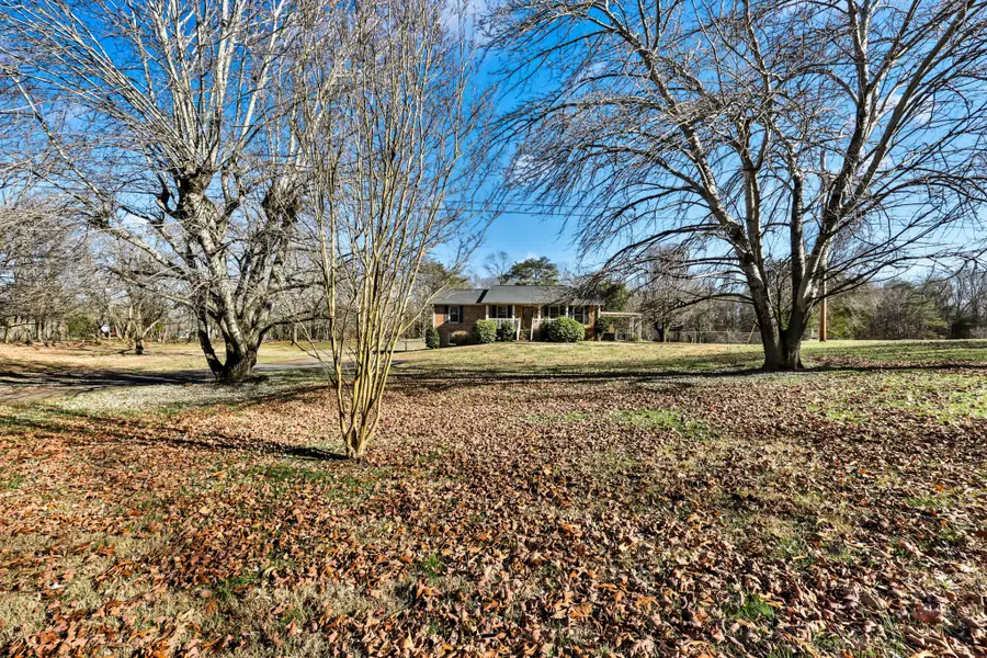 1138 Pleasant Valley Rd, Chapmansboro, TN 37035 - Image #2