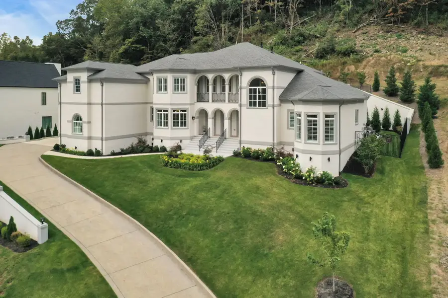 1065 Stockett Dr, Nashville, TN 37221 - Image #2