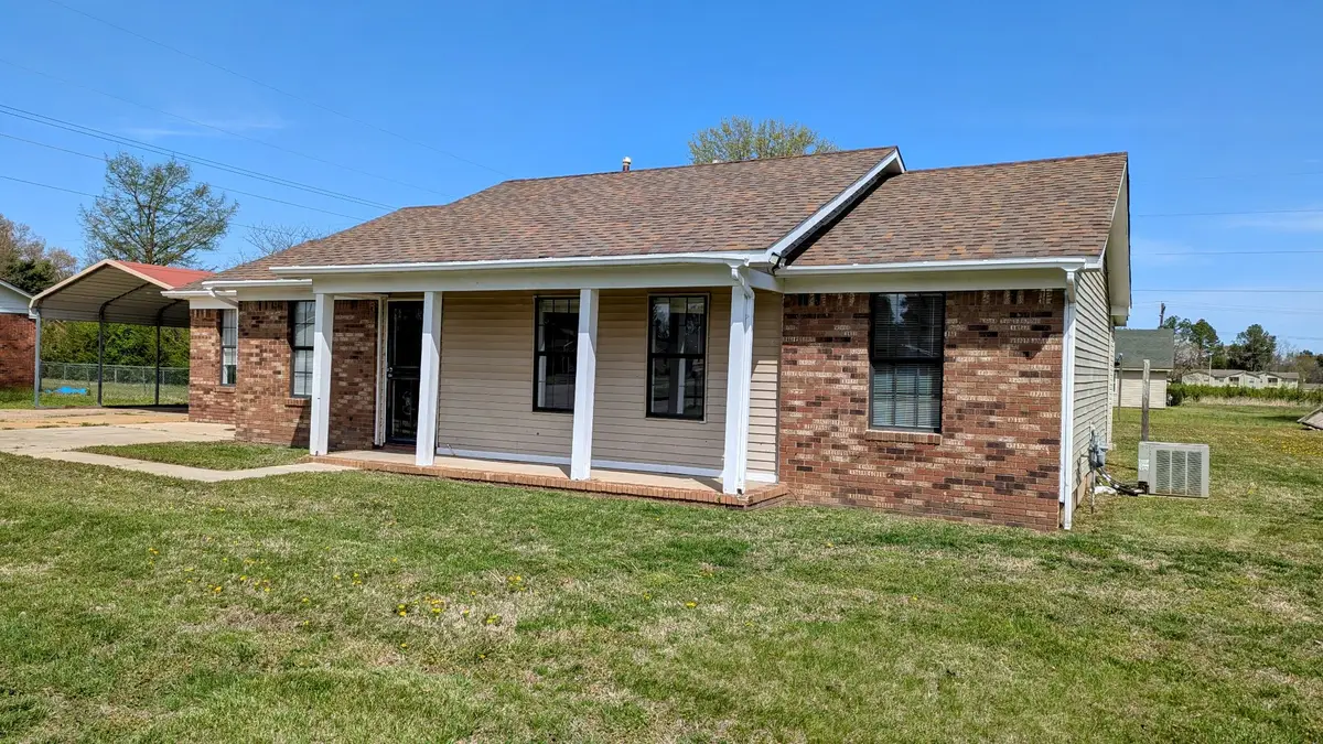 804 Fairlawn Dr, Bolivar, TN 38008 - Image #1