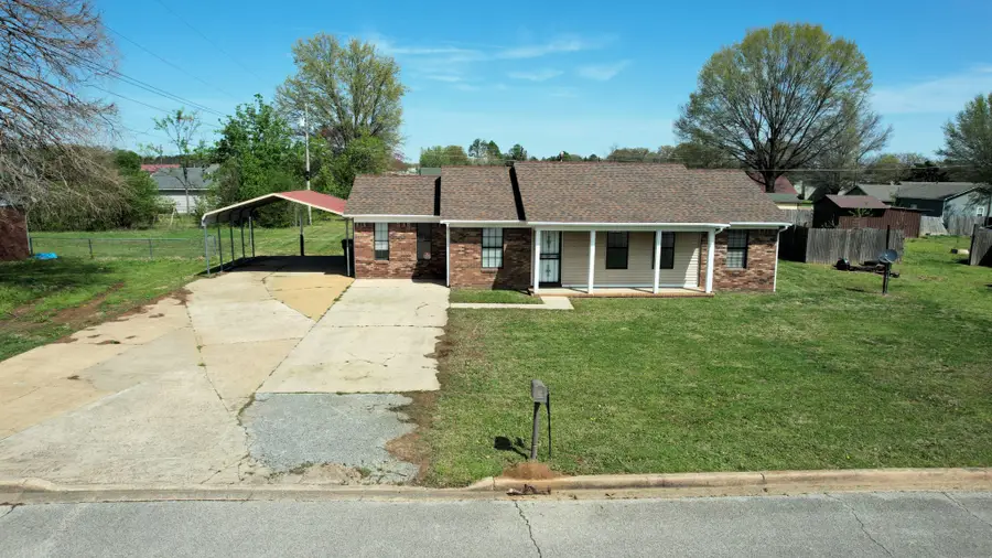 804 Fairlawn Dr, Bolivar, TN 38008 - Image #3