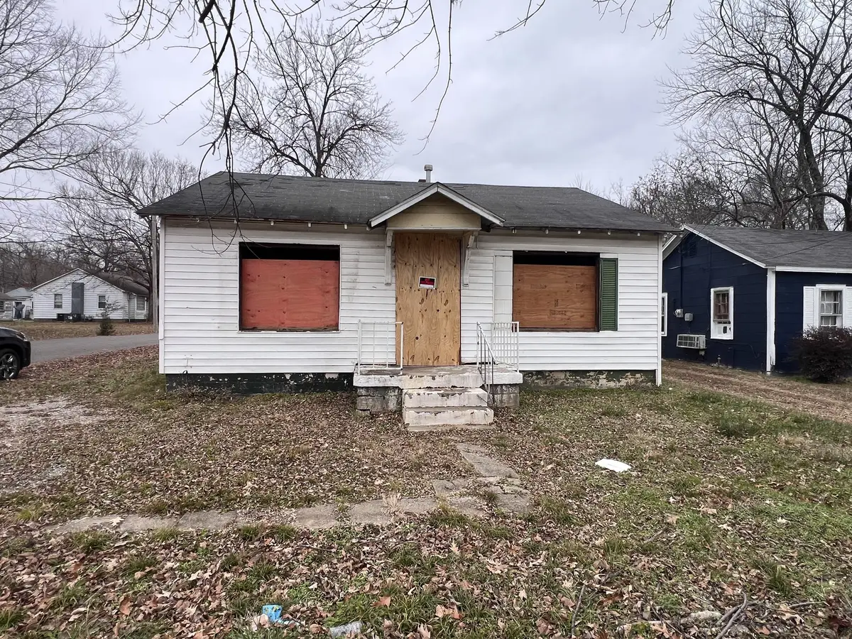 818 Curtis St, Paris, TN 38242 - #1