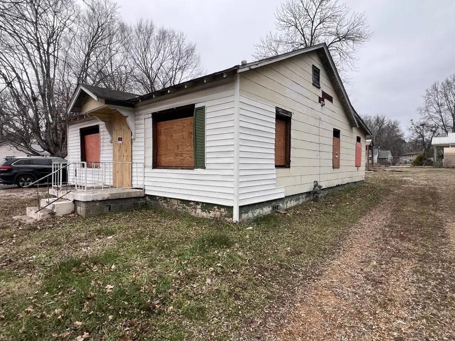 818 Curtis St, Paris, TN 38242 - #3