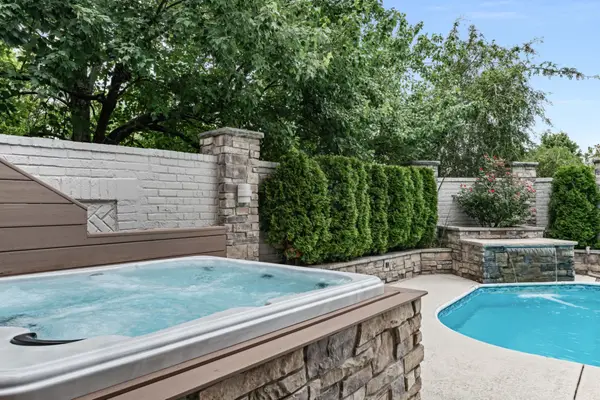 1 Warwick Ln, Nashville, TN 37205