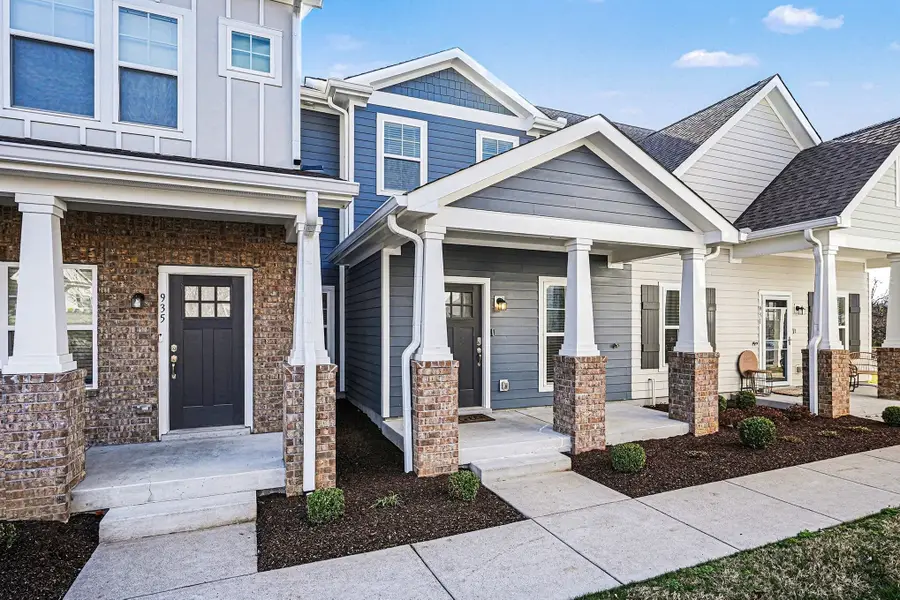 933 Ashland Place Dr, Nashville, TN 37218 - Image #2