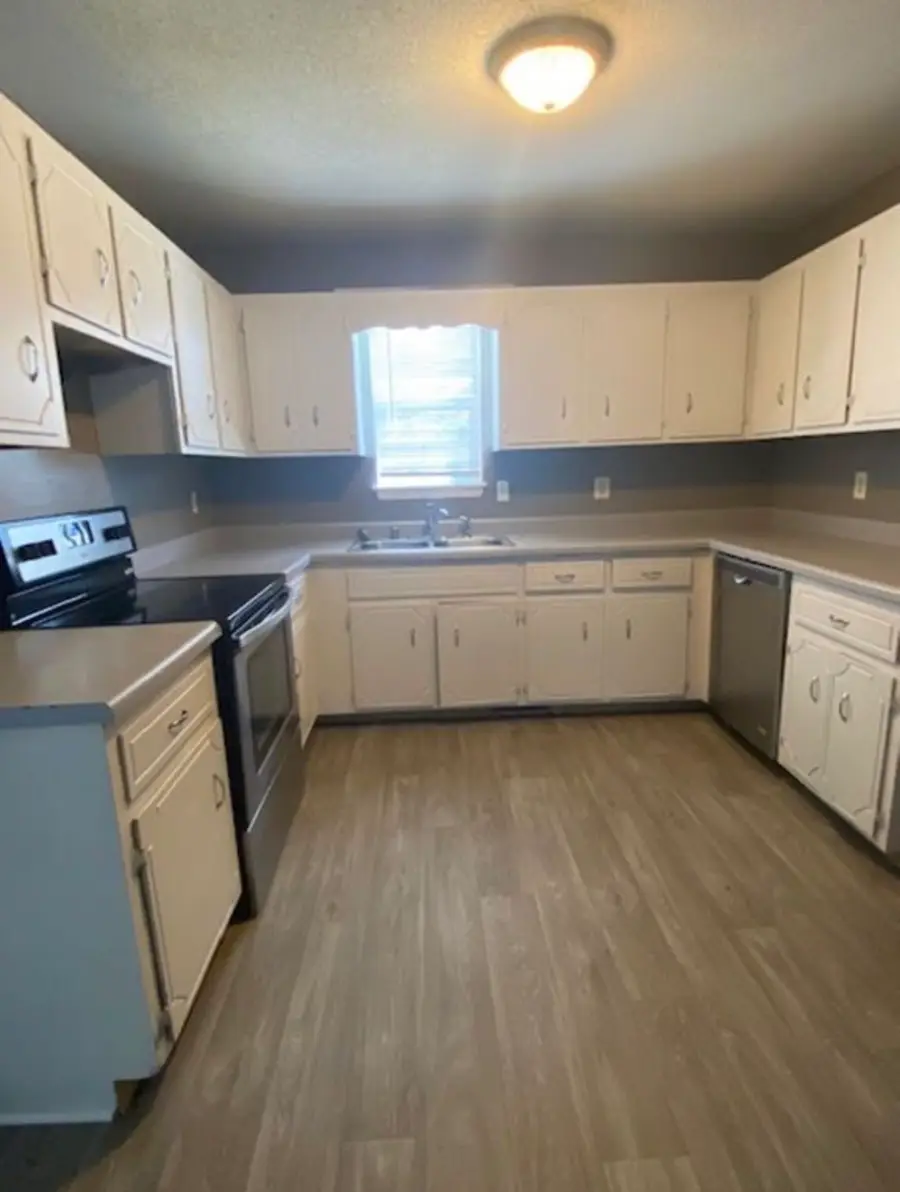 812 Washington Ave, Oak Grove, KY 42262 - #3