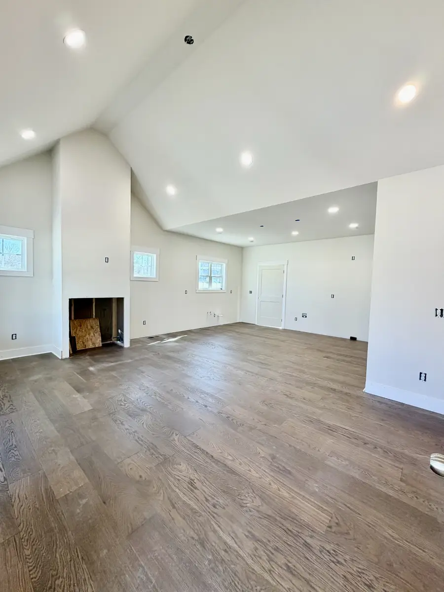 909 Hickory St, Lawrenceburg, TN 38464 - #3