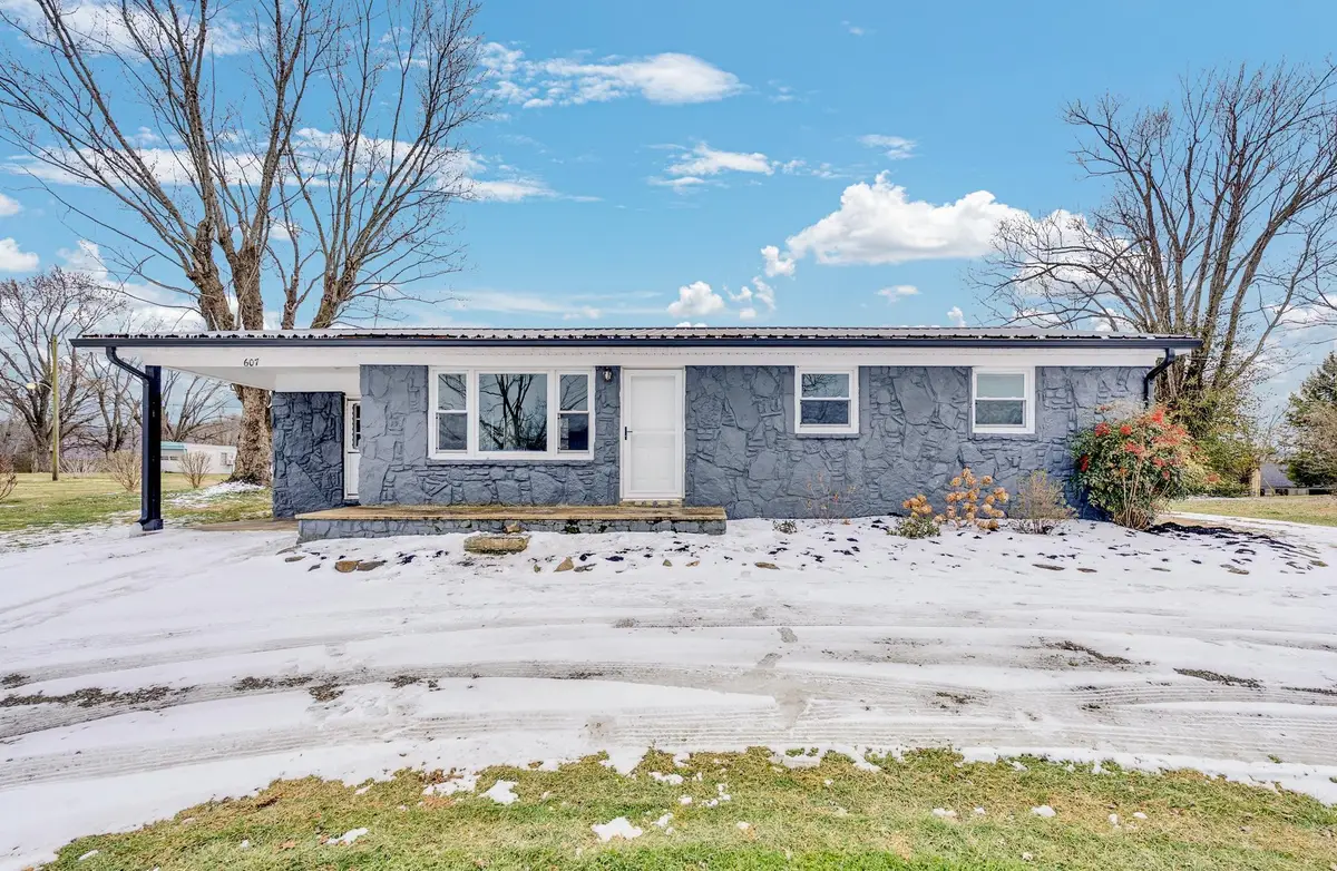 607 W 4th St, Livingston, TN 38570 - #1