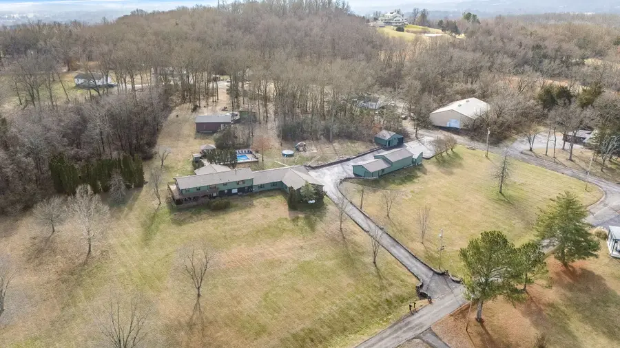 305 Ridgewood Dr, Shelbyville, TN 37160 - #3