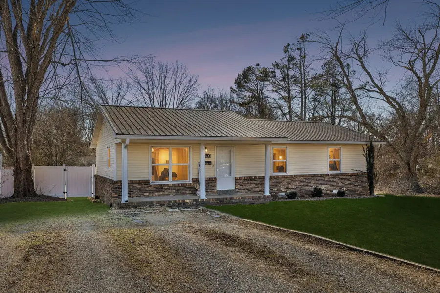 514 W 3rd Ave, Hohenwald, TN 38462 - #2