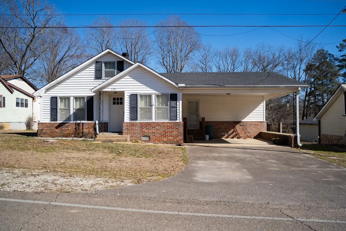 220 Jennings Ave, Parsons, TN 38363 - #1