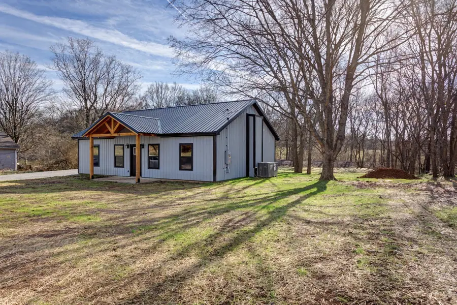 584 Mill St, Lynnville, TN 38472 - #3