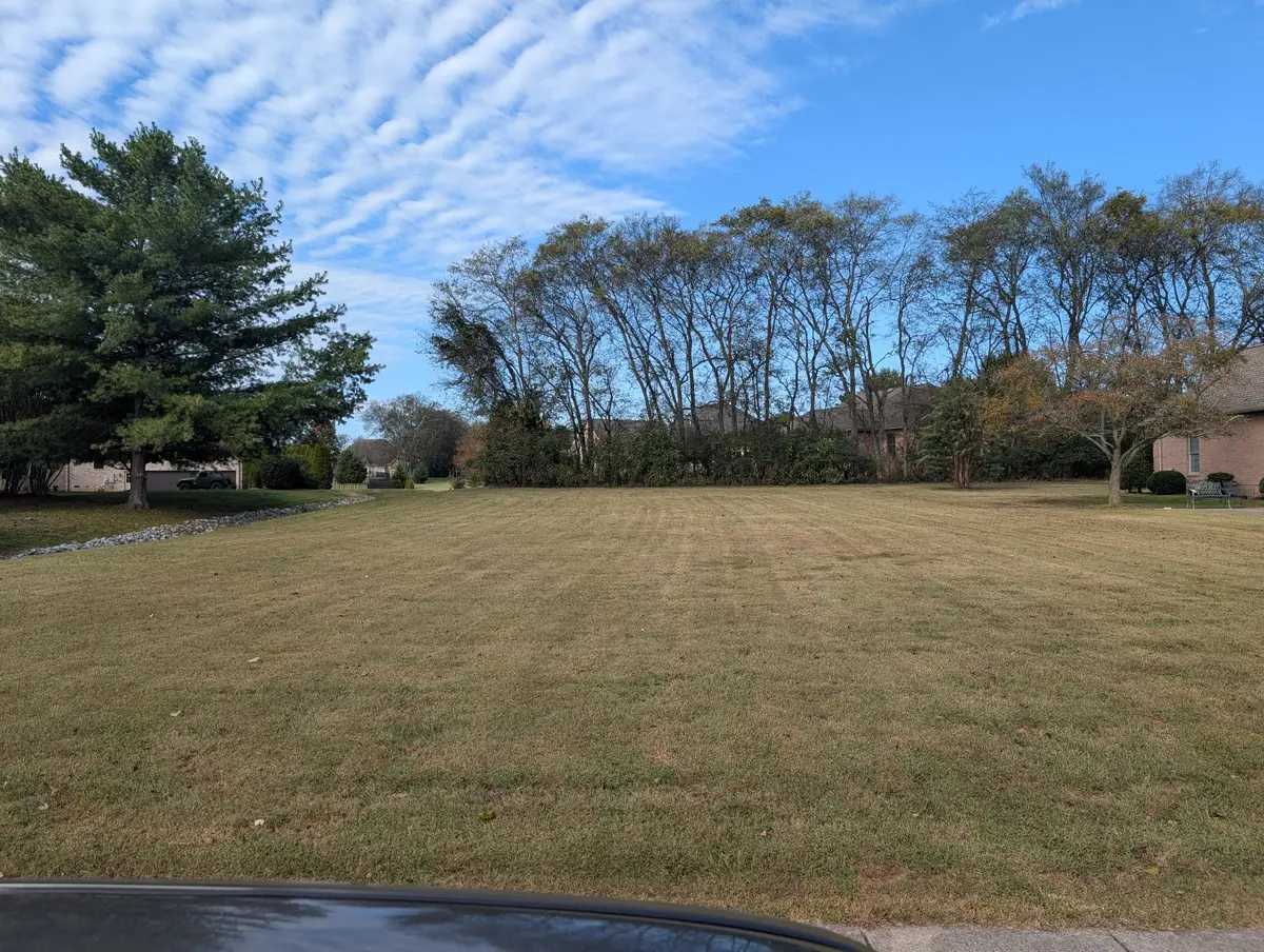 501 Bay Point Dr, Gallatin, TN 37066 - #1