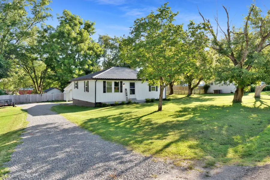 1012 Gifford Ln, Bethpage, TN 37022 - #2