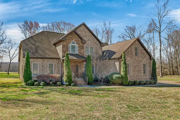 2 Knotting Hill Dr, Fayetteville, TN 37334