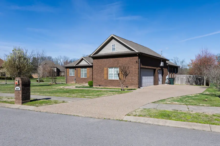 605 Concord Dr, Gallatin, TN 37066 - #2