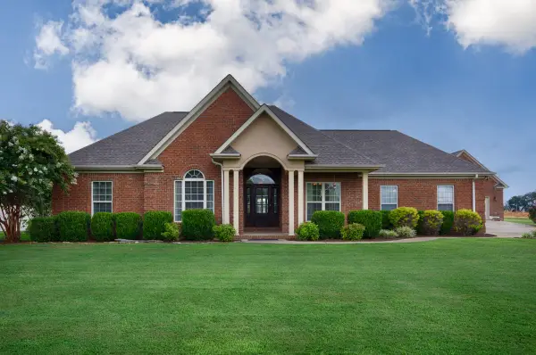 402 Vista Shores Rd, Rogersville, AL 35652