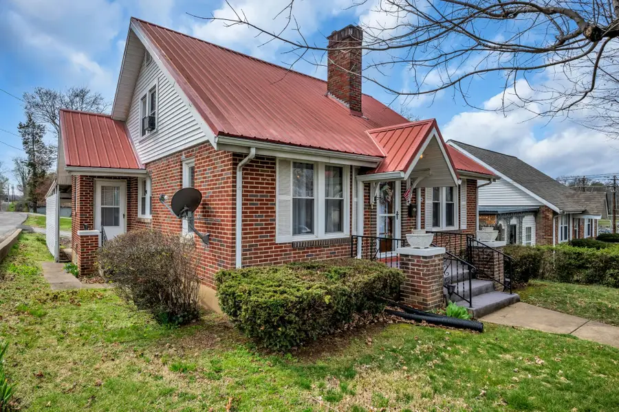 104 W Chestnut St, Dickson, TN 37055 - #3