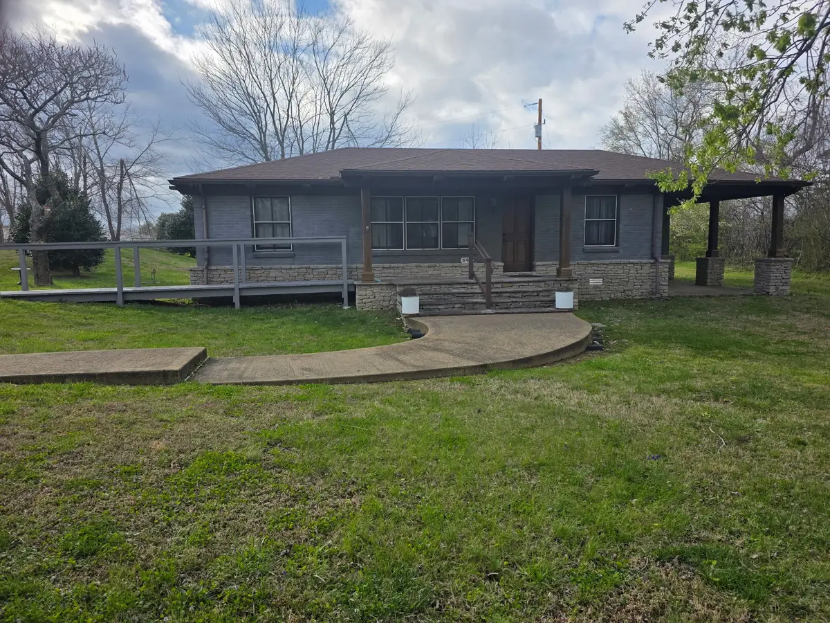 549 Swan Ave, Hohenwald, TN 38462 - #1