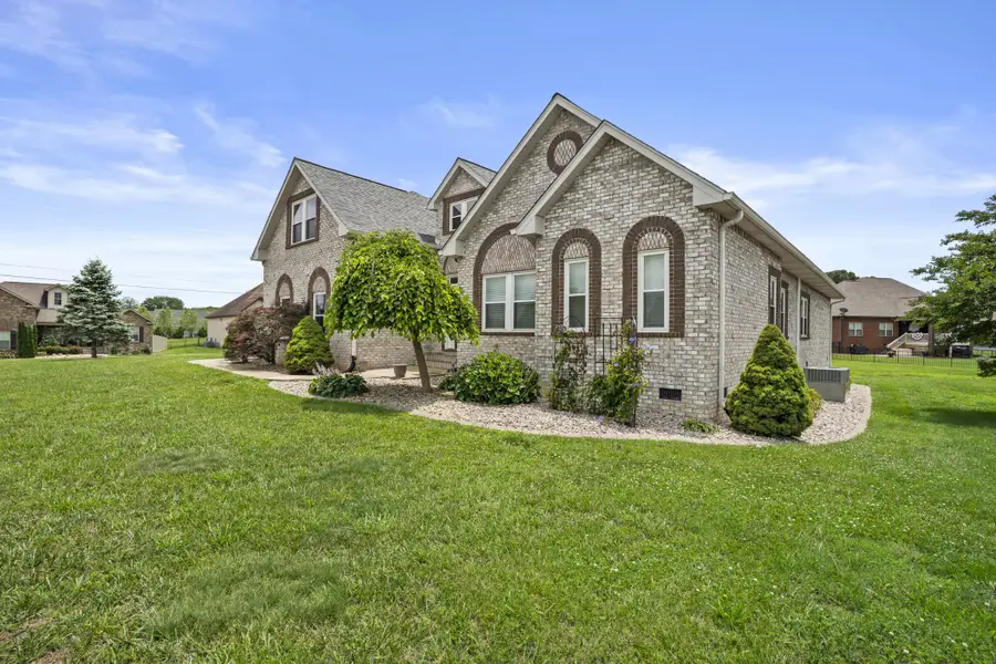 2114 London Ln, Greenbrier, TN 37073 - #2