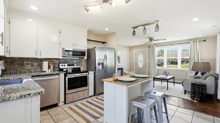 1012 N Charlotte St, Dickson, TN 37055 - #3