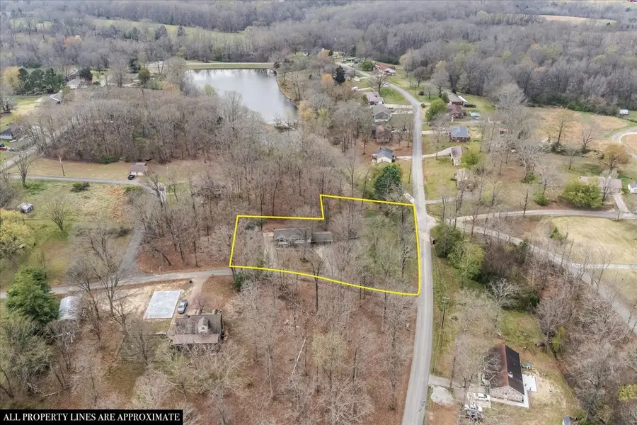 105 Clearwater Dr, Tennessee Ridge, TN 37178 - #3