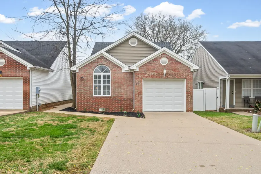 261 W 37th St, Hopkinsville, KY 42240 - #3