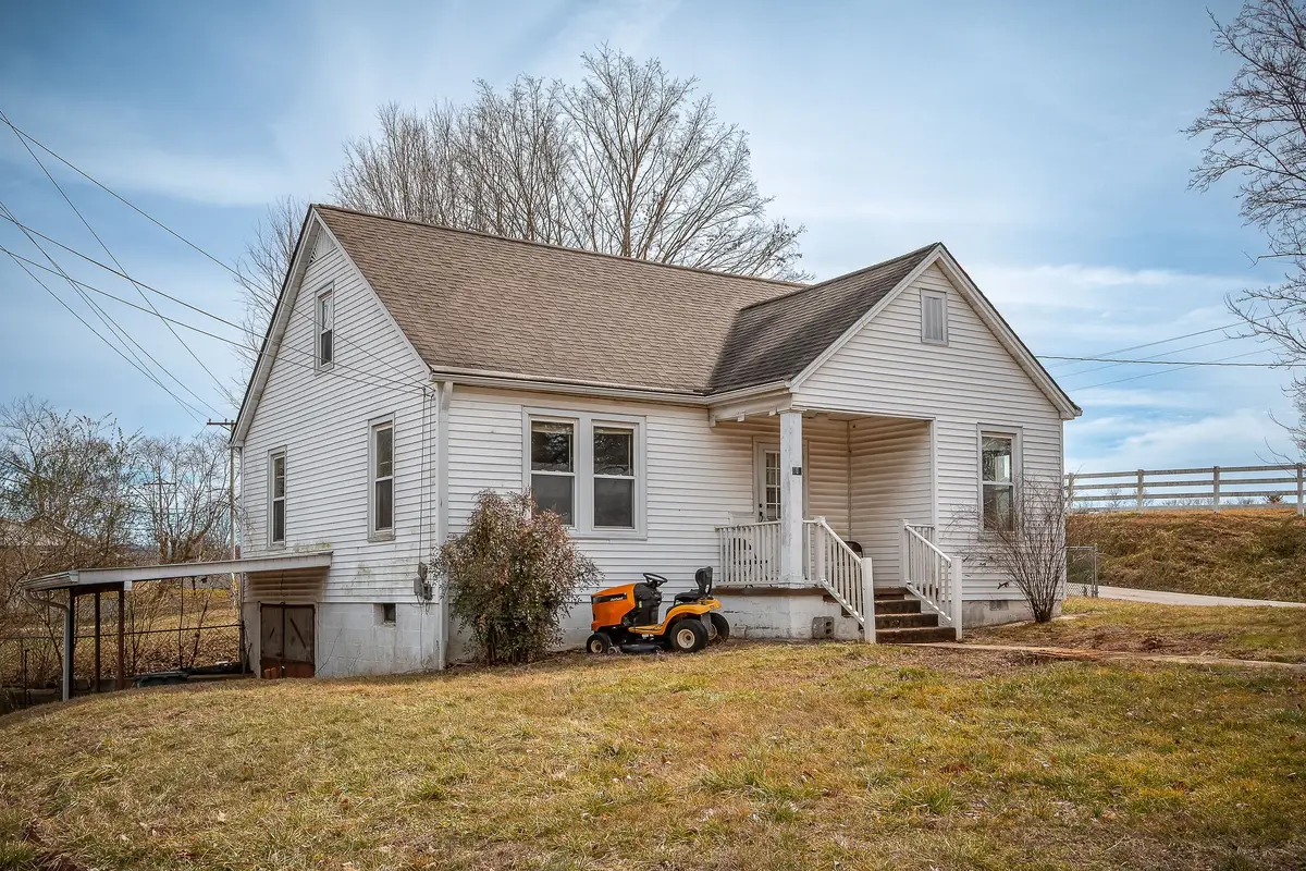 304 S Young St, Sparta, TN 38583 - #1