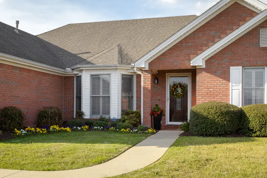 202 Woodfield Ct, Florence, AL 35630 - #3