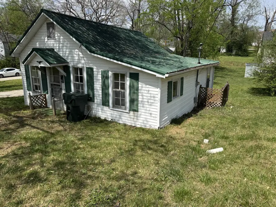 501 W Chestnut St, Dickson, TN 37055 - #2