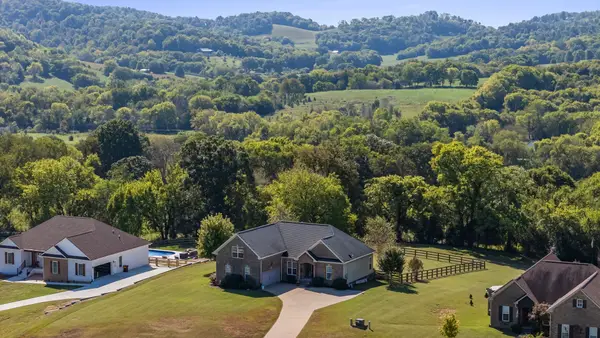 1851 Lochlann Dr, Culleoka, TN 38451