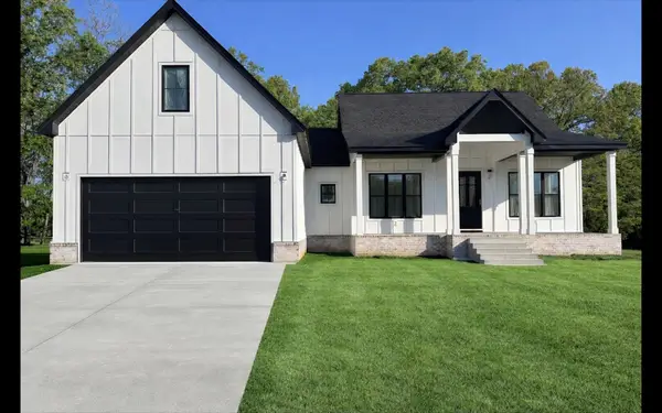 1064 Mulberry St, Burns, TN 37029