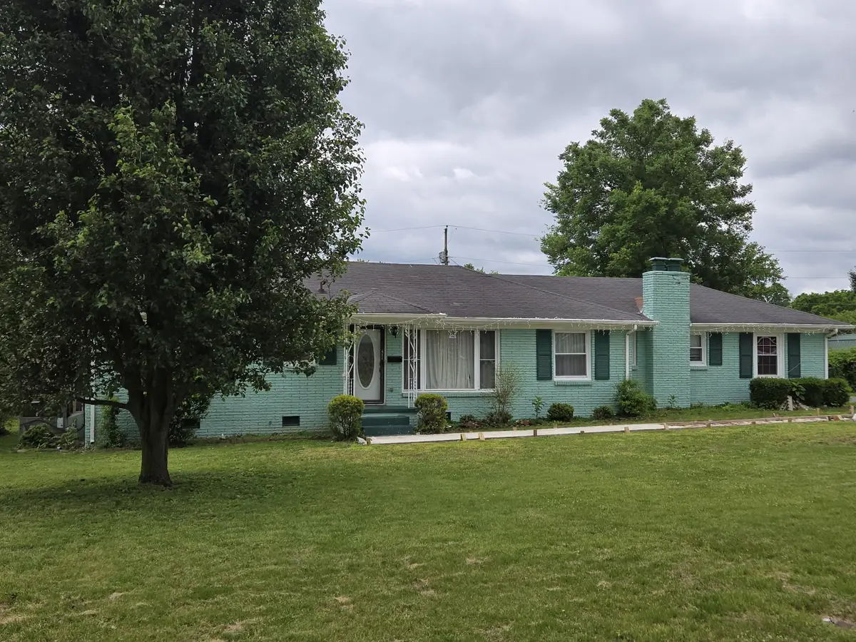 209 Hawkins Ave, Gallatin, TN 37066 - #1