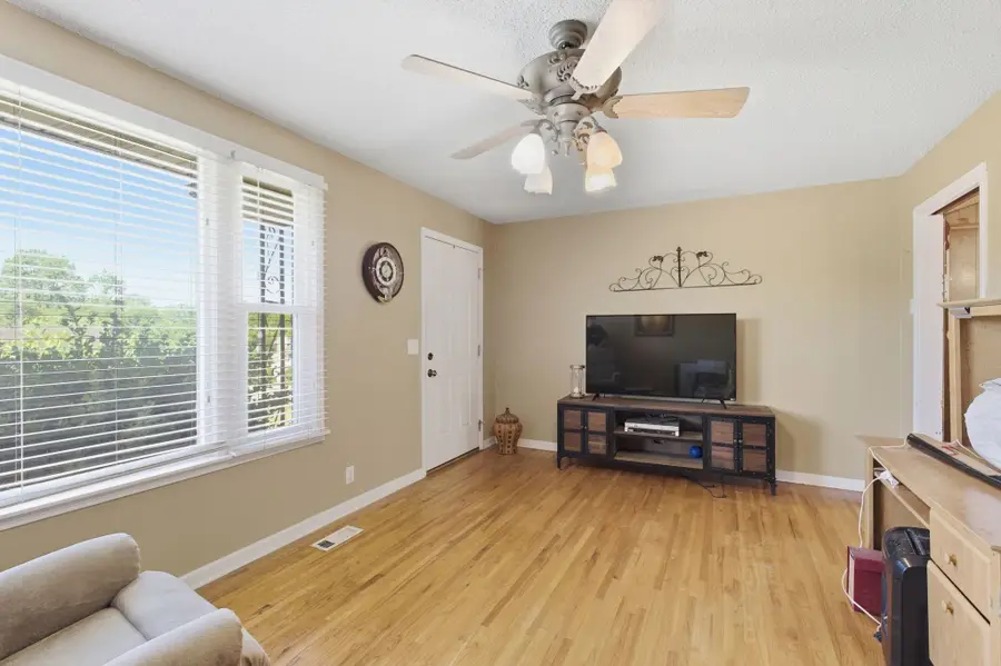 105 S Valley Rd, Hendersonville, TN 37075 - #3