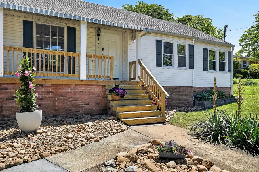 128 S Young St, Sparta, TN 38583 - #3