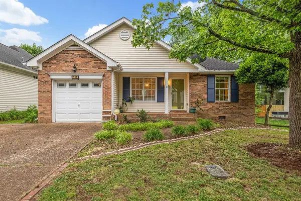 102 Oak Leaf Dr, Hendersonville, TN 37075