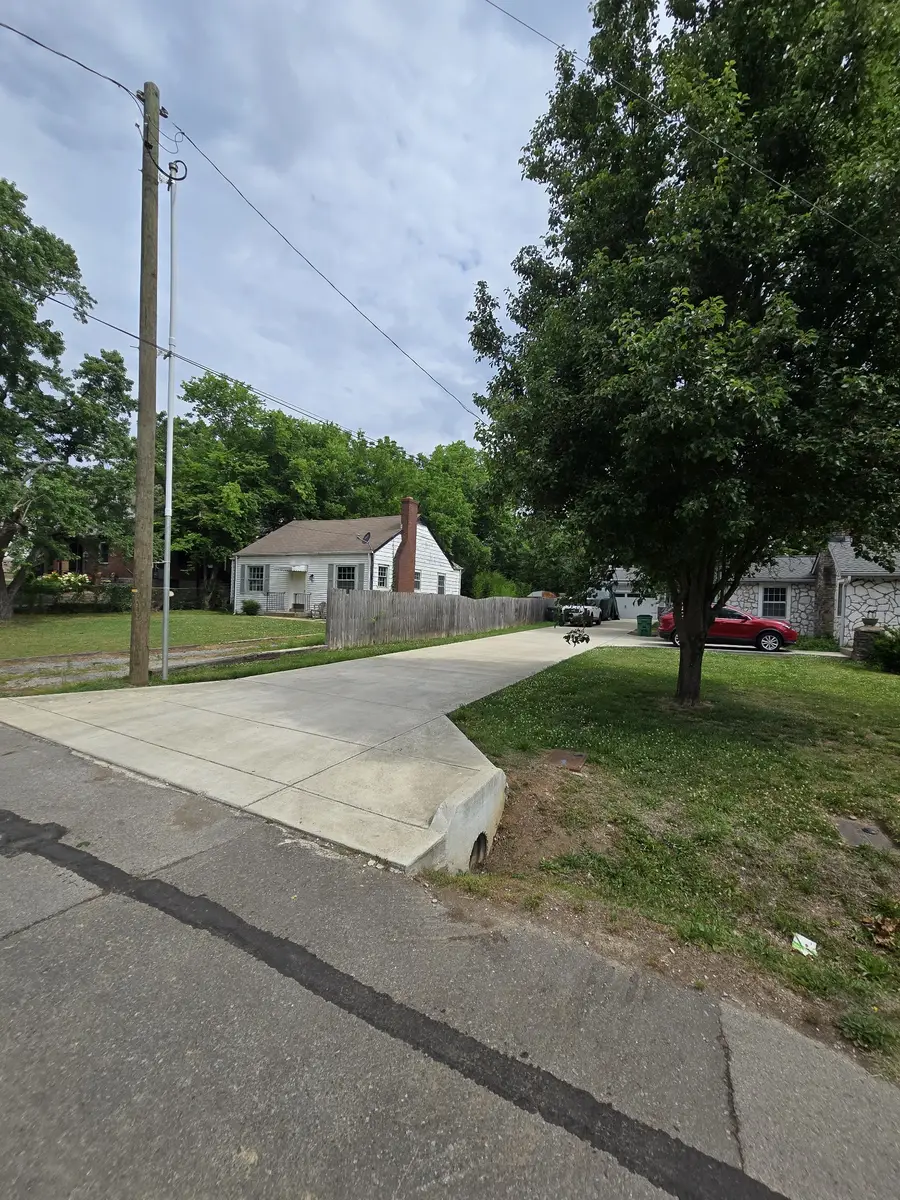 911 Carolyn Ave, Nashville, TN 37216 - #2