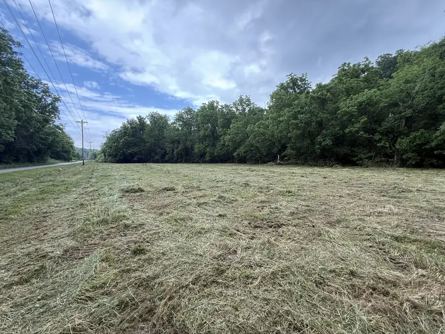 3324 Old Highway 31 E, Westmoreland, TN 37186 - #2