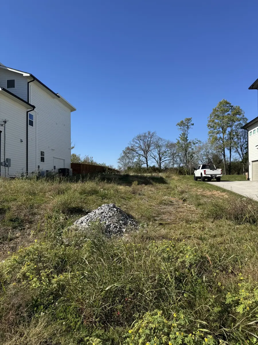 1519 E Stewarts Ln, Nashville, TN 37218 - #2